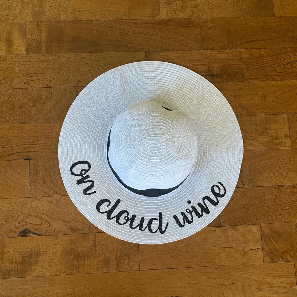 Sun hat - on cloud wine
